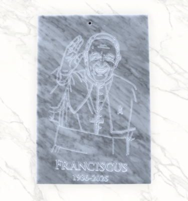 Quadro in Marmo di Carrara con Incisione di Papa Francesco – “Franciscus 1936-2025”